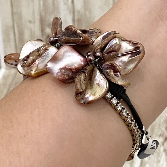 Mother of Pearl Brown Flower Bracelet - Picture 3 of 12